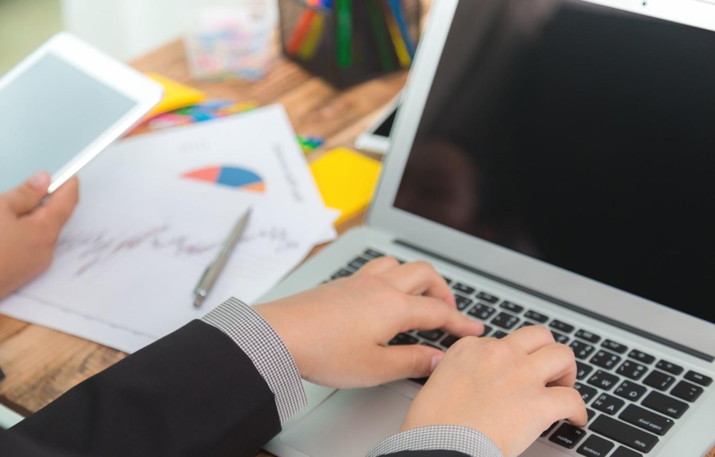 Teilnehmer bei der praktischen Budget-Arbeit am Laptop